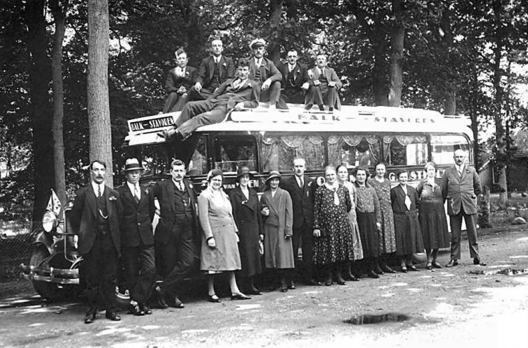 Rinze Albertsma (links) en Pietertje Walthuis (6e van rechts) in gezelschap (foto 1930)